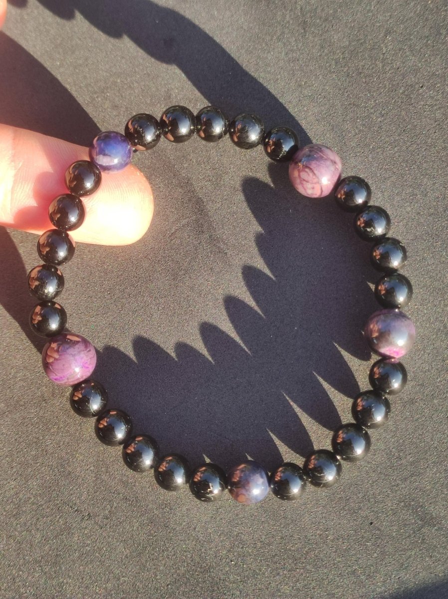 AAA Sugilith Richterit + Turmalin (Schorl) Edelstein Armband schwarz Heilstein Perlen Energie Natur Rarität Selten Schmuck Frau Mann Er Sie - Art of Nature Berlin