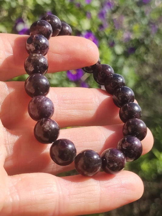 10mm Bustamit Sugilith Sugilite Edelstein Armband Perlen Heilstein Energie Natur Echt Rarität Selten Schmuck Frau Mann Er Sie Mutter - Art of Nature Berlin