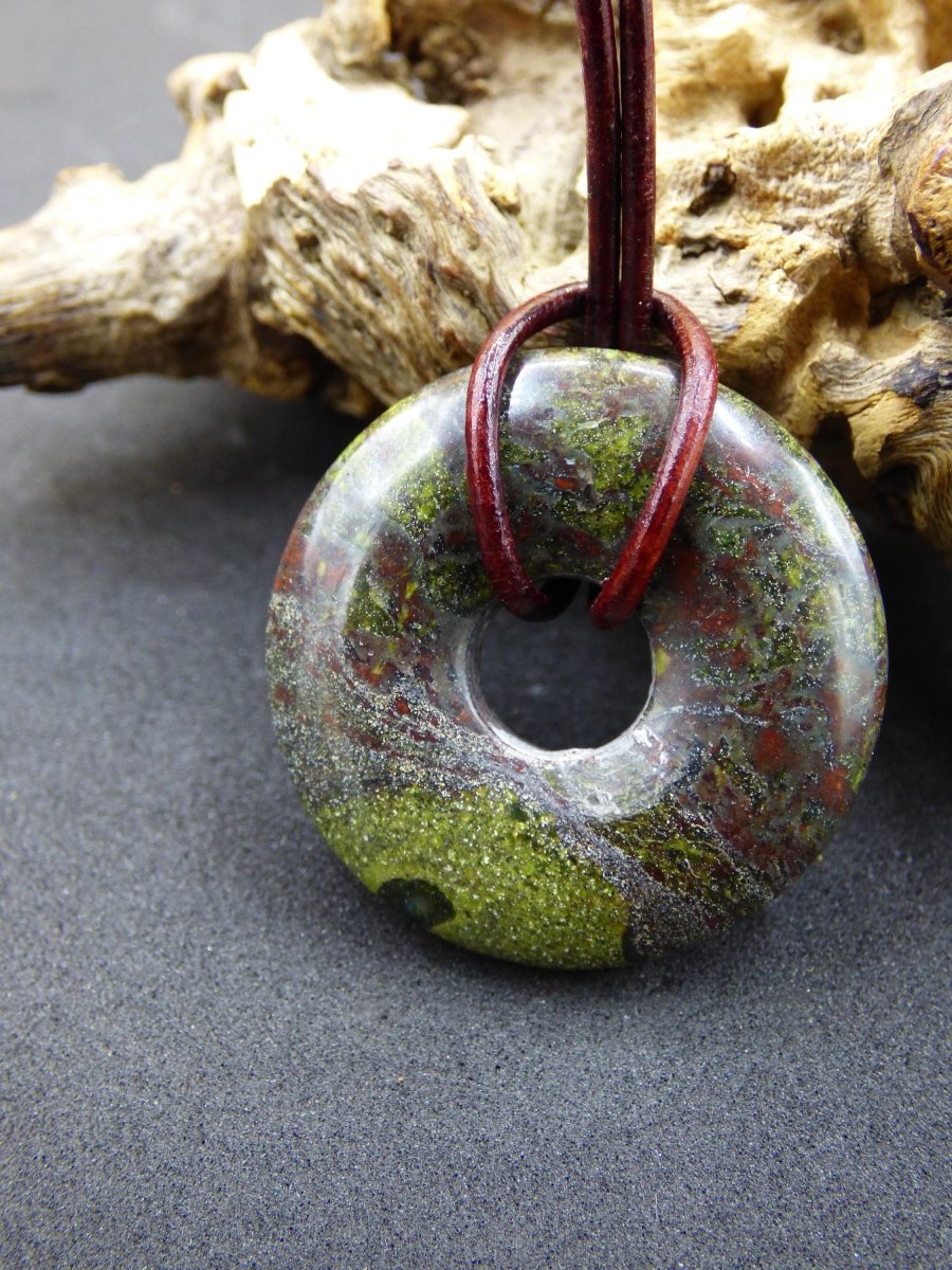 30mm Drachenblut / Drachenjaspis / Epidot Quarz Edelstein Kette grün Natur Heilstein Anhänger Mann Frau Er Sie Freund Geschenk Goa Vintage - Art of Nature Berlin