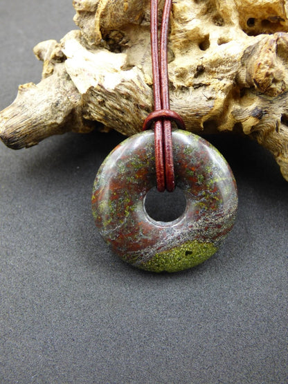 30mm Drachenblut / Drachenjaspis / Epidot Quarz Edelstein Kette grün Natur Heilstein Anhänger Mann Frau Er Sie Freund Geschenk Goa Vintage - Art of Nature Berlin