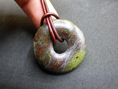 30mm Drachenblut / Drachenjaspis / Epidot Quarz Edelstein Kette grün Natur Heilstein Anhänger Mann Frau Er Sie Freund Geschenk Goa Vintage - Art of Nature Berlin