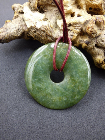 40mm Burma Jade *Rarität* ~ Edelstein Kette Mann Frau Natur Heilstein Kraft Energie Rarität Kristall Er Sie Anhänger Natur Geschenk grün - Art of Nature Berlin