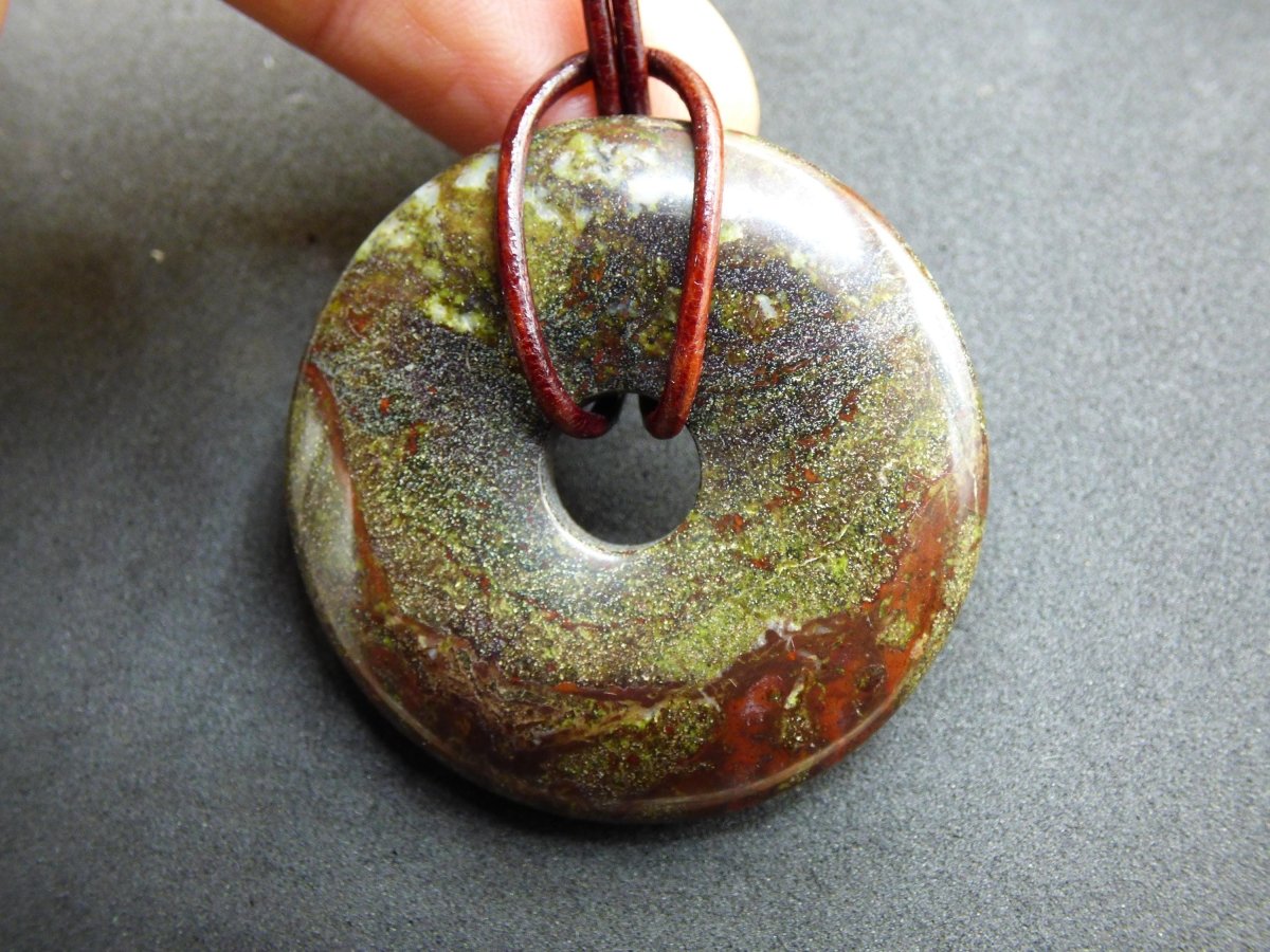 40mm Drachenblut / Drachenjaspis / Epidot Quarz Edelstein Kette grün Mann Frau Heilstein Glück Tibet Ethno Hippie Natur Rarität Geschenk - Art of Nature Berlin