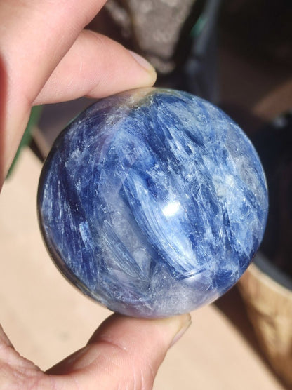 60mm Cyanit Kyanit Disthen Sapparit blau AAA Edelstein Kugel Deko Sphere Sammler Mineral Stufe Heilstein Wohn Natur Qualität Selten Rarität - Art of Nature Berlin