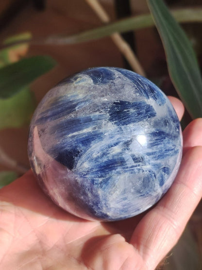 65mm Cyanit Kyanit Disthen Sapparit blau AAA Edelstein Kugel Deko Sphere Sammler Mineral Stufe Heilstein Wohn Natur Qualität Selten Rarität - Art of Nature Berlin