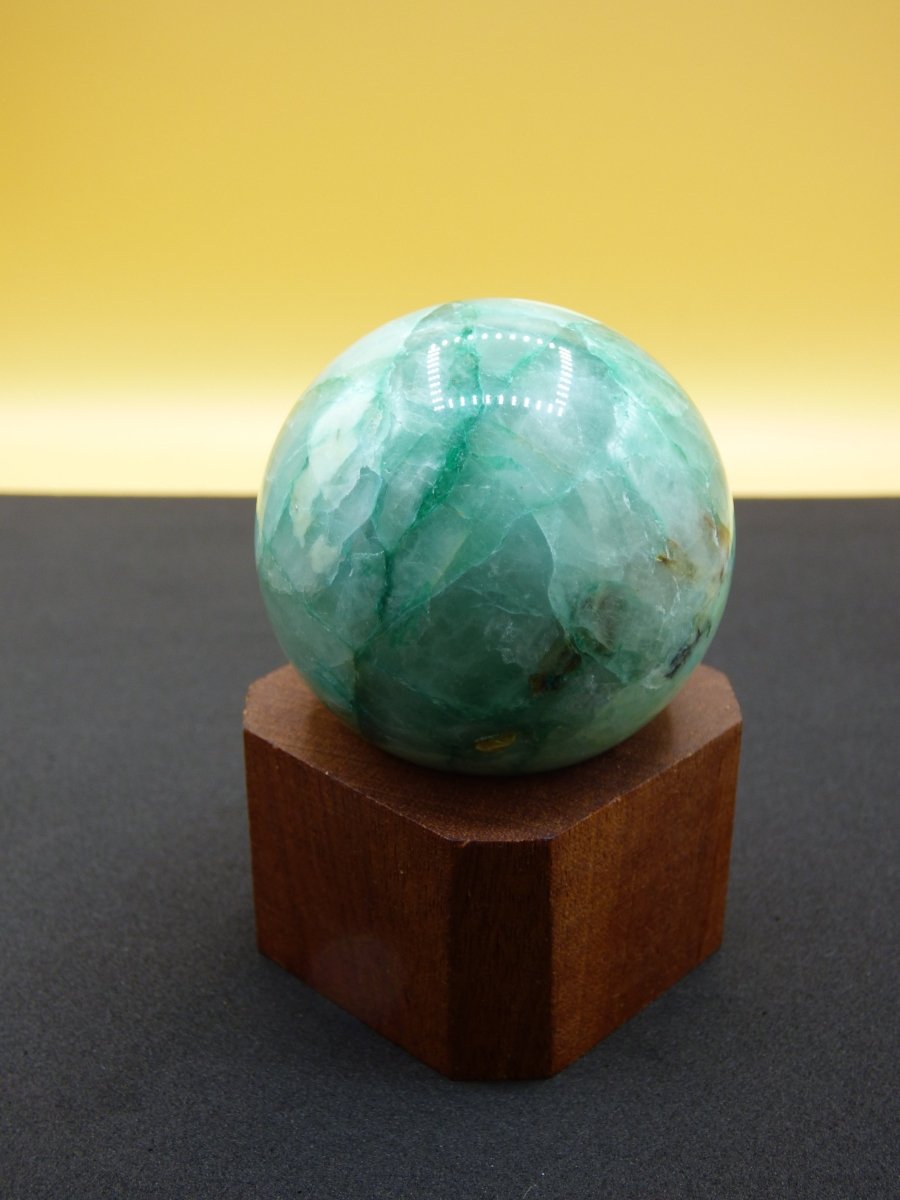 7 verschiedene Ständer für Edelstein Kugeln aus Holz, Black Lemurian Jade, Schungit - Deko Kristall HIPPIE GOA Boho Heilstein Naturschatz - Art of Nature Berlin