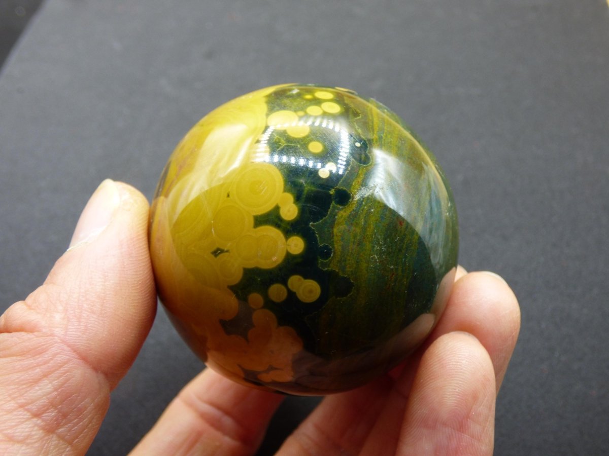 8 Adern Ocean Jaspis Orbicular grün gelb Edelstein Kugel Natur Heilstein Deko Kristall Geschenk Er Sie Mann Frau Haus Wohnung Energie Selten - Art of Nature Berlin