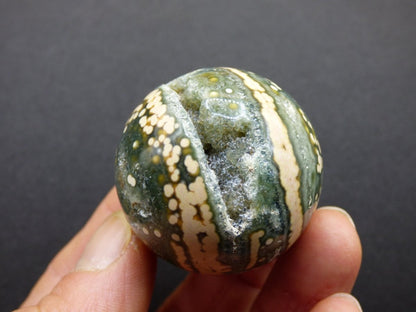 8 Adern Ocean Jaspis Orbicular grün gelb Edelstein Kugel Rarität Natur Heilstein Deko Kristall Geschenk Er Sie Mann Frau Haus Energie Selten - Art of Nature Berlin