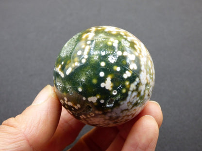 8 Adern Ocean Jaspis Orbicular grün gelb weiß Edelstein Kugel Rarität Natur Heilstein Deko Kristall Geschenk Er Sie Mann Frau Energie Selten - Art of Nature Berlin