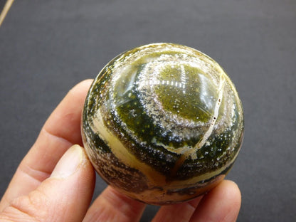 8 Adern Ocean Jaspis Orbicular grün gelb weiß Edelstein Kugel Rarität Natur Heilstein Deko Kristall Geschenk Er Sie Mann Frau Energie Selten - Art of Nature Berlin