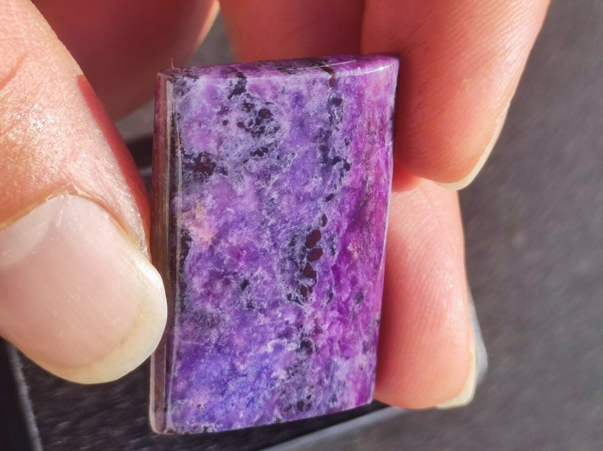 AAA Sugilith 100% Natürlicher GEL Sugilite Cabochon Sammler Mineral hochwertig edel Geldanlage Investition Heilstein Rarität Unikat - Art of Nature Berlin