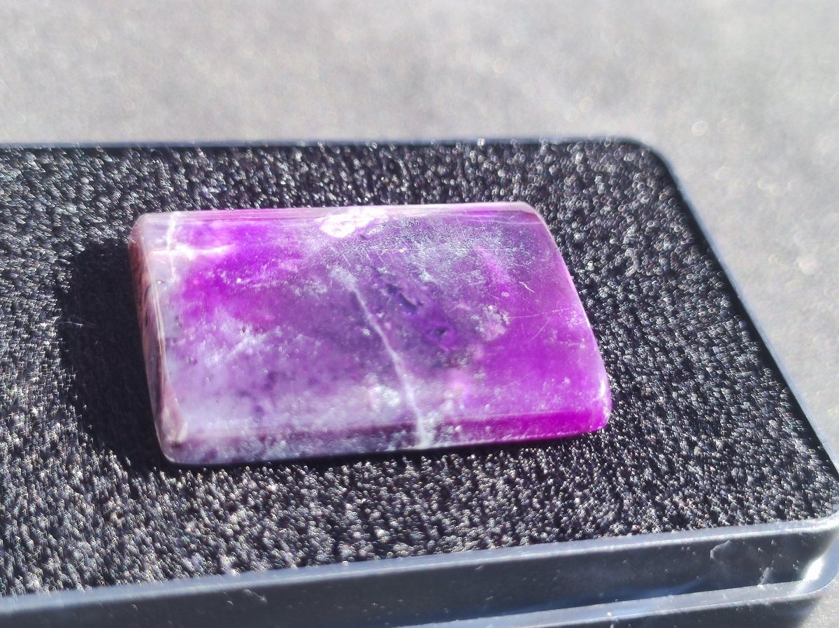 AAA Sugilith 100% Natürlicher GEL Sugilite Cabochon Sammler Mineral hochwertig edel Geldanlage Investition Heilstein Rarität Unikat - Art of Nature Berlin