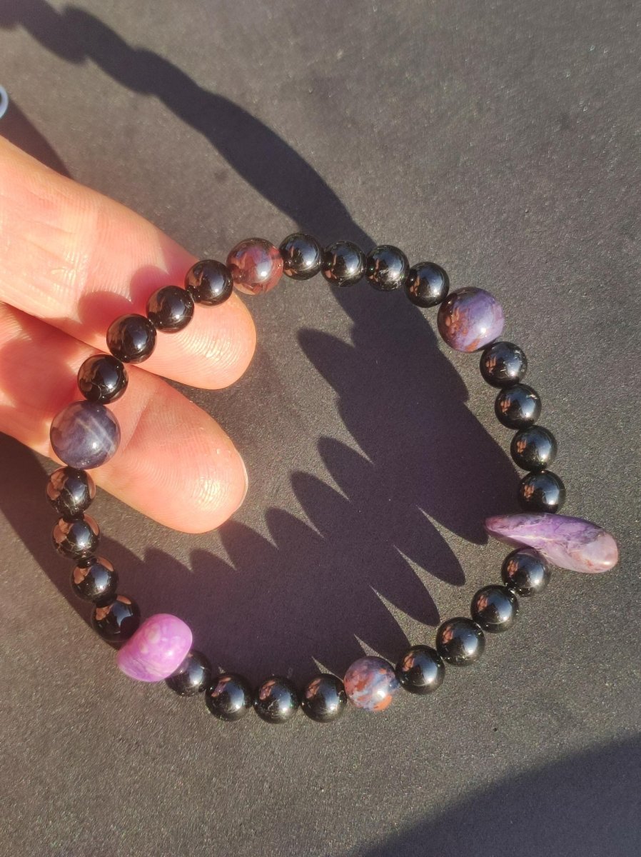AAA Sugilith + Turmalin (Schorl) Edelstein Armband schwarz Heilstein Perlen Energie Natur Echt Rarität Selten Schmuck Frau Mann Er Sie - Art of Nature Berlin