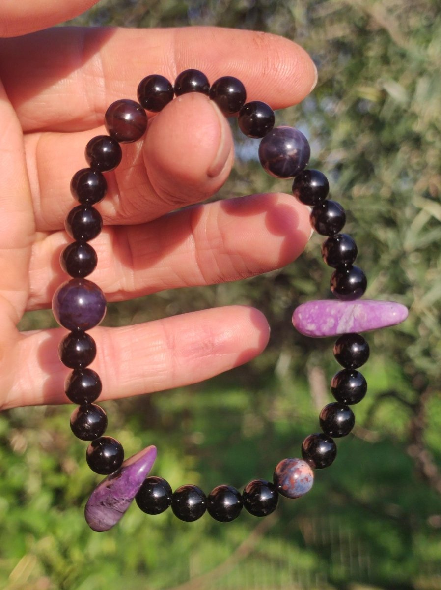 AAA Sugilith + Turmalin (Schorl) Edelstein Armband schwarz Heilstein Perlen Energie Natur Echt Rarität Selten Schmuck Frau Mann Er Sie - Art of Nature Berlin