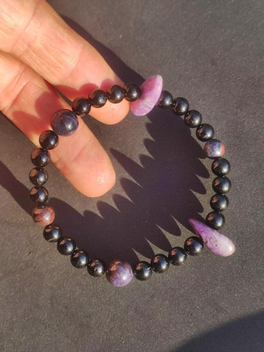 AAA Sugilith + Turmalin (Schorl) Edelstein Armband schwarz Heilstein Perlen Energie Natur Echt Rarität Selten Schmuck Frau Mann Er Sie - Art of Nature Berlin