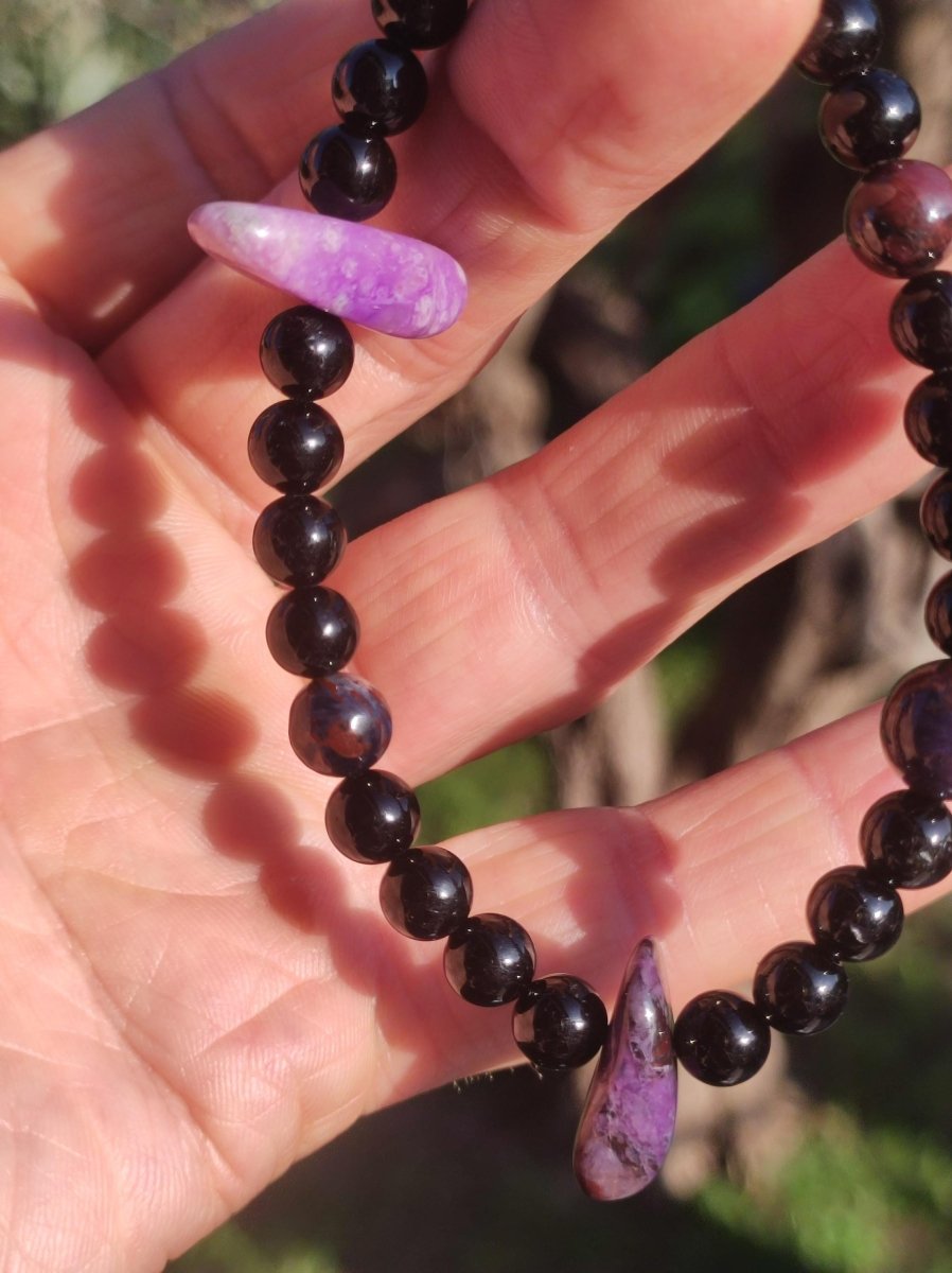 AAA Sugilith + Turmalin (Schorl) Edelstein Armband schwarz Heilstein Perlen Energie Natur Echt Rarität Selten Schmuck Frau Mann Er Sie - Art of Nature Berlin