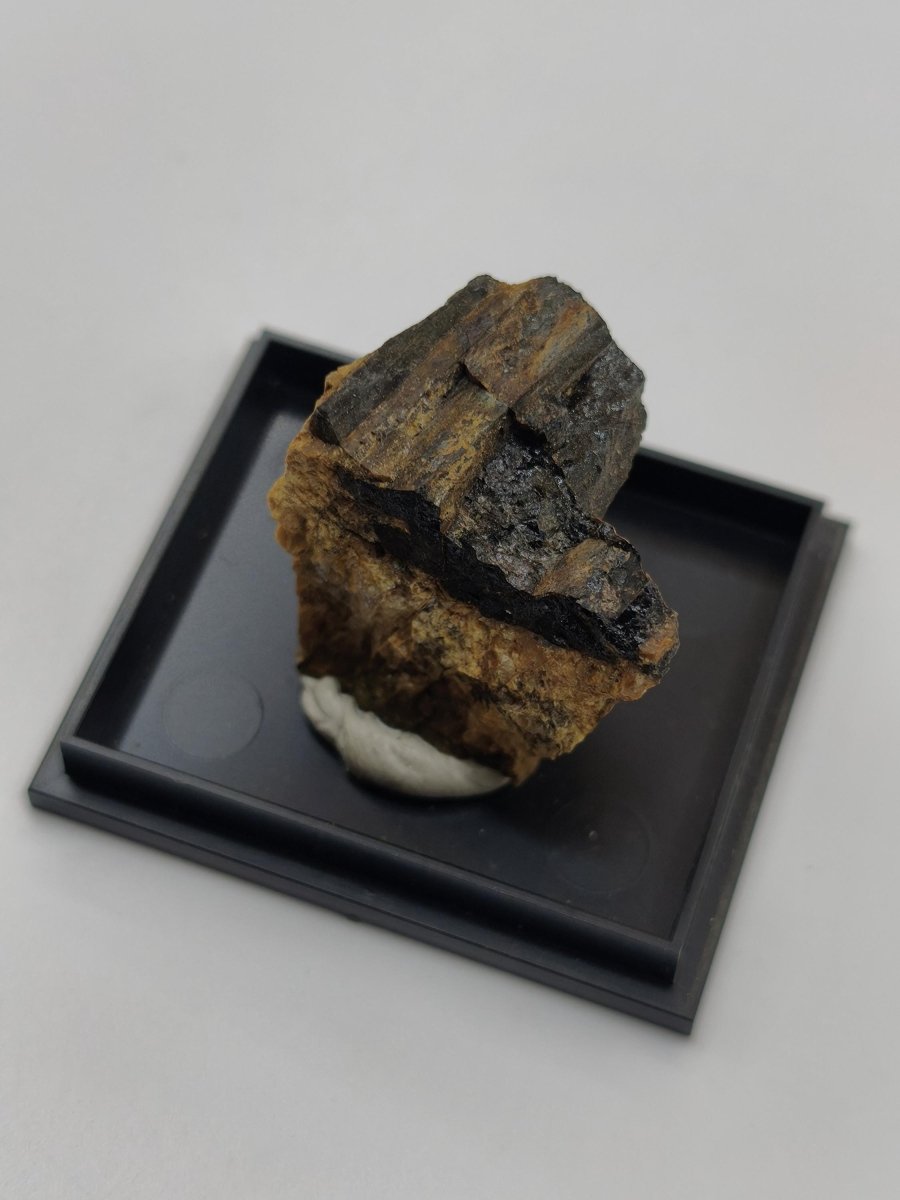 Åskagenit-(Nd) – Ästhetische Rarität Kristallstufe auf Matrix | Grube Bayerland, Deutschland Sammlerstufe Kristall Stufe Mineral - Art of Nature Berlin