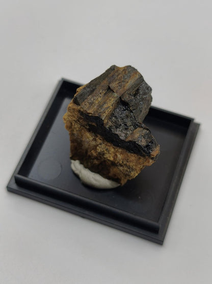 Åskagenit-(Nd) – Ästhetische Rarität Kristallstufe auf Matrix | Grube Bayerland, Deutschland Sammlerstufe Kristall Stufe Mineral - Art of Nature Berlin