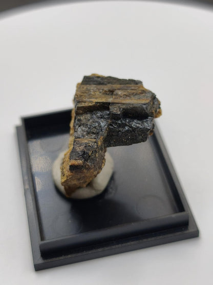 Åskagenit-(Nd) – Ästhetische Rarität Kristallstufe auf Matrix | Grube Bayerland, Deutschland Sammlerstufe Kristall Stufe Mineral - Art of Nature Berlin