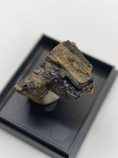 Åskagenit-(Nd) – Ästhetische Rarität Kristallstufe auf Matrix | Grube Bayerland, Deutschland Sammlerstufe Kristall Stufe Mineral - Art of Nature Berlin