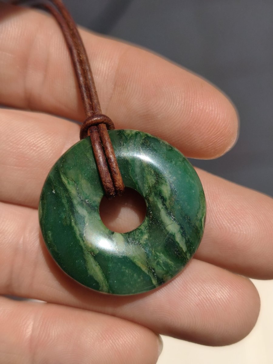 Africa Jade 30mm ~ Edelstein Donut Kette grün Natur Goa HIPPIE Heilstein Kristalle Anhänger Mann Frau Kind Geschenk Er Sie Bruder Schwester - Art of Nature Berlin