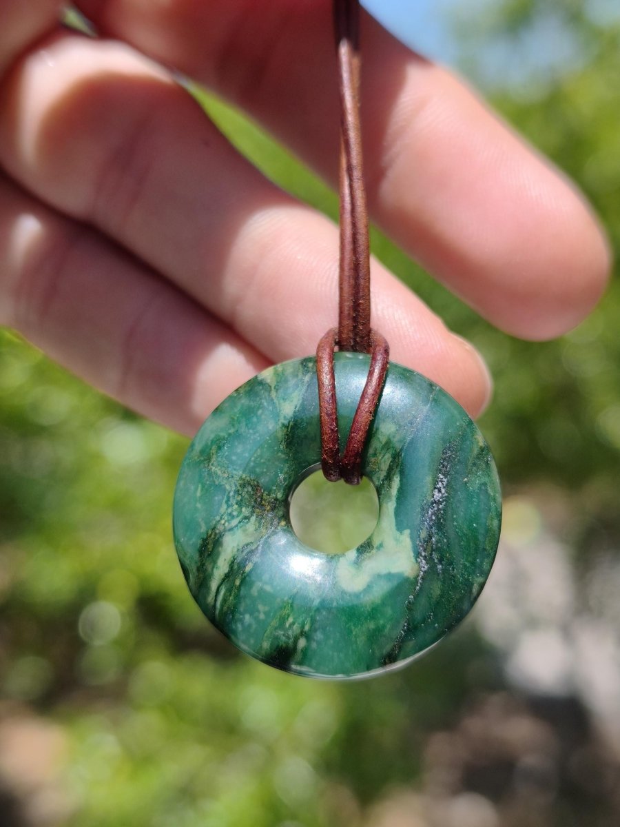 Africa Jade 30mm ~ Edelstein Donut Kette grün Natur Goa HIPPIE Heilstein Kristalle Anhänger Mann Frau Kind Geschenk Er Sie Bruder Schwester - Art of Nature Berlin
