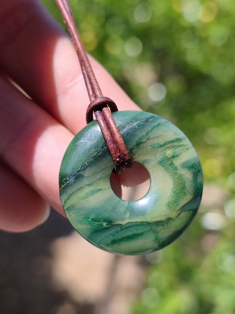 Africa Jade 30mm ~ Edelstein Donut Kette grün Natur Goa HIPPIE Heilstein Kristalle Anhänger Mann Frau Kind Geschenk Er Sie Bruder Schwester - Art of Nature Berlin