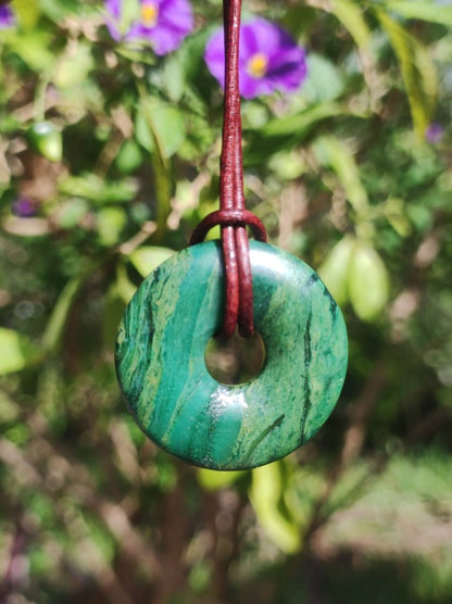 Africa Jade 30mm ~ Edelstein Donut Kette grün Natur Goa HIPPIE Heilstein Kristalle Anhänger Mann Frau Kind Geschenk Er Sie Bruder Schwester - Art of Nature Berlin