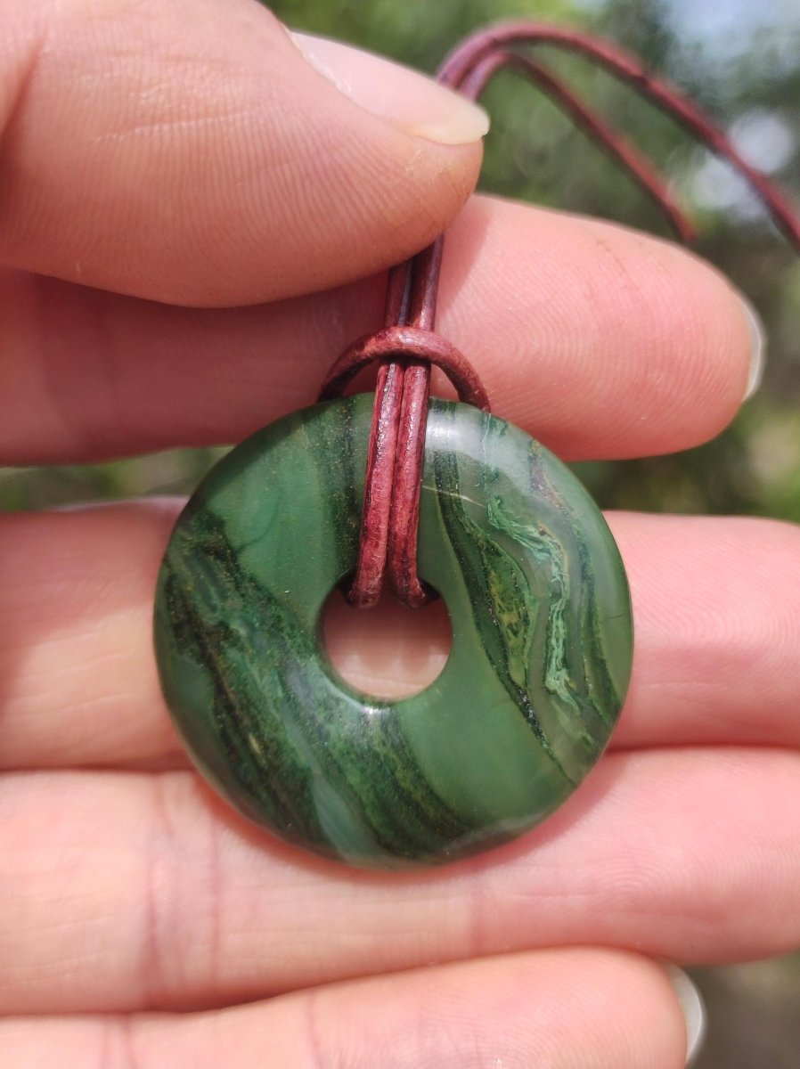 Africa Jade 30mm ~ Edelstein Donut Kette grün Natur Goa HIPPIE Heilstein Kristalle Anhänger Mann Frau Kind Geschenk Er Sie Bruder Schwester - Art of Nature Berlin