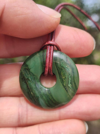 Africa Jade 30mm ~ Edelstein Donut Kette grün Natur Goa HIPPIE Heilstein Kristalle Anhänger Mann Frau Kind Geschenk Er Sie Bruder Schwester - Art of Nature Berlin