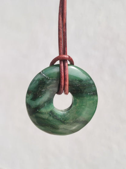 Africa Jade 30mm ~ Edelstein Donut Kette grün Natur Goa HIPPIE Heilstein Kristalle Anhänger Mann Frau Kind Geschenk Er Sie Bruder Schwester - Art of Nature Berlin