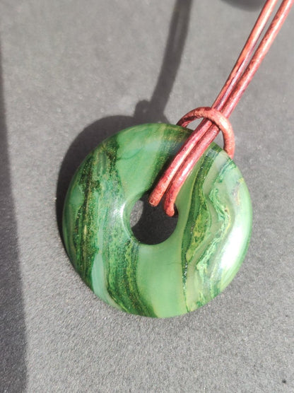 Africa Jade 30mm ~ Edelstein Donut Kette grün Natur Goa HIPPIE Heilstein Kristalle Anhänger Mann Frau Kind Geschenk Er Sie Bruder Schwester - Art of Nature Berlin