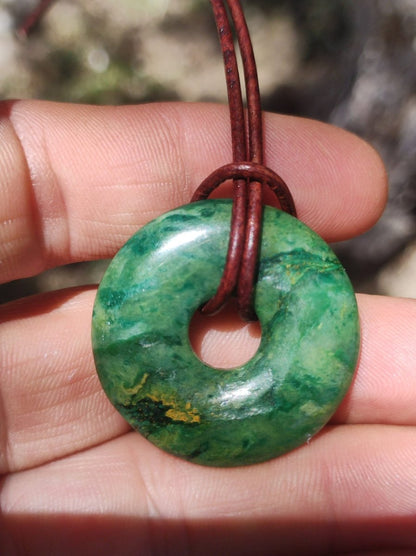 Africa Jade 30mm ~ Edelstein Donut Kette grün Natur Goa HIPPIE Heilstein Kristalle Anhänger Mann Frau Kind Geschenk Er Sie Bruder Schwester - Art of Nature Berlin