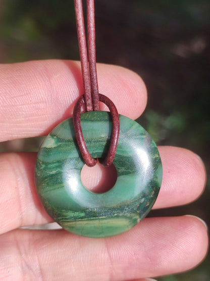 Africa Jade 30mm ~ Edelstein Donut Kette grün Natur Goa HIPPIE Heilstein Kristalle Anhänger Mann Frau Kind Geschenk Er Sie Bruder Schwester - Art of Nature Berlin