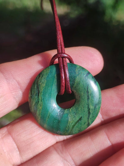 Africa Jade 30mm ~ Edelstein Donut Kette grün Natur Goa HIPPIE Heilstein Kristalle Anhänger Mann Frau Kind Geschenk Er Sie Bruder Schwester - Art of Nature Berlin