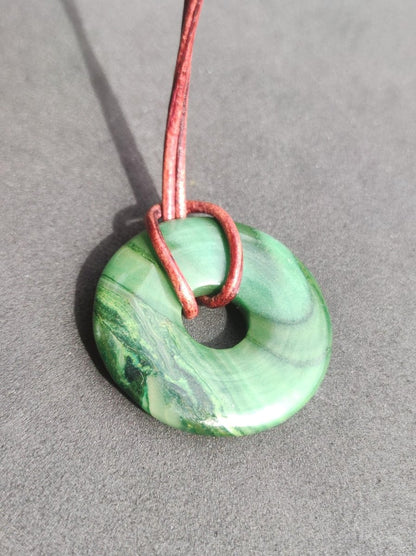 Africa Jade 30mm ~ Edelstein Donut Kette grün Natur Goa HIPPIE Heilstein Kristalle Anhänger Mann Frau Kind Geschenk Er Sie Bruder Schwester - Art of Nature Berlin