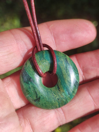 Africa Jade 30mm ~ Edelstein Donut Kette grün Natur Goa HIPPIE Heilstein Kristalle Anhänger Mann Frau Kind Geschenk Er Sie Bruder Schwester - Art of Nature Berlin