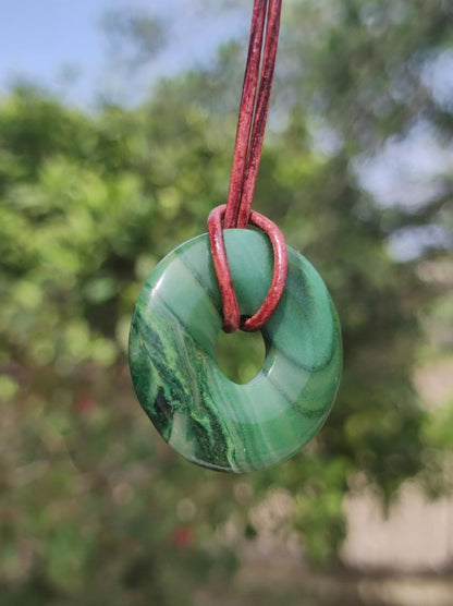 Africa Jade 30mm ~ Edelstein Donut Kette grün Natur Goa HIPPIE Heilstein Kristalle Anhänger Mann Frau Kind Geschenk Er Sie Bruder Schwester - Art of Nature Berlin