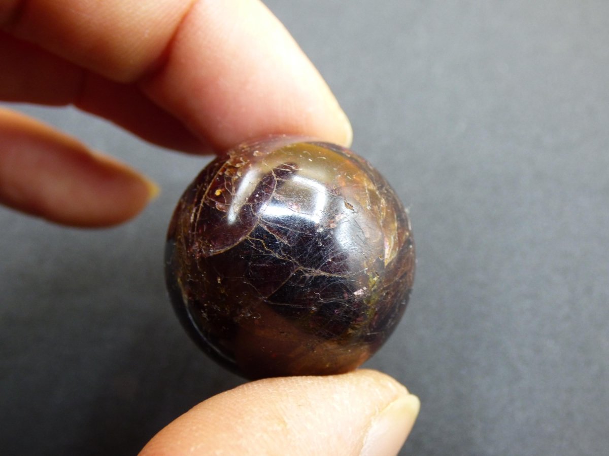 Almandin Granat - Edelstein Kugel rot Natur Heilstein Deko Kristall Geschenk Er Sie Mann Frau Freundin Haus Wohnung Energie Selten Sammler - Art of Nature Berlin