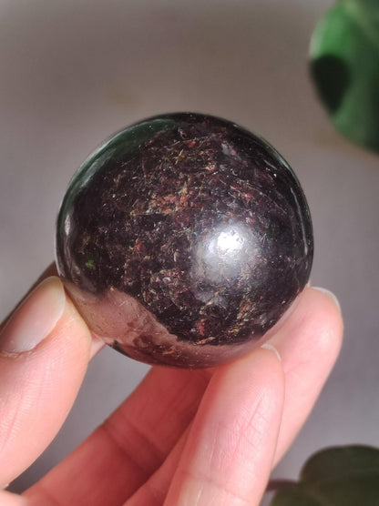 Almandin Granat ~ Magische Edelstein Kugel Massage & Deko Sphere Crystal Spielkugel Meditation ~HIPPIE ~GOA~Boho~Ethno~Heilstein - Art of Nature Berlin