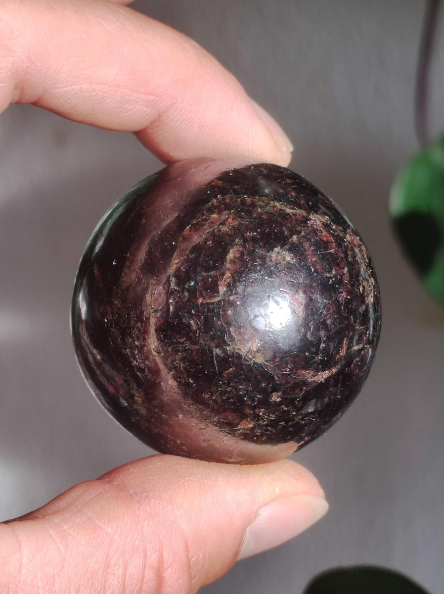 Almandin Granat ~ Magische Edelstein Kugel Massage & Deko Sphere Crystal Spielkugel Meditation ~HIPPIE ~GOA~Boho~Ethno~Heilstein - Art of Nature Berlin