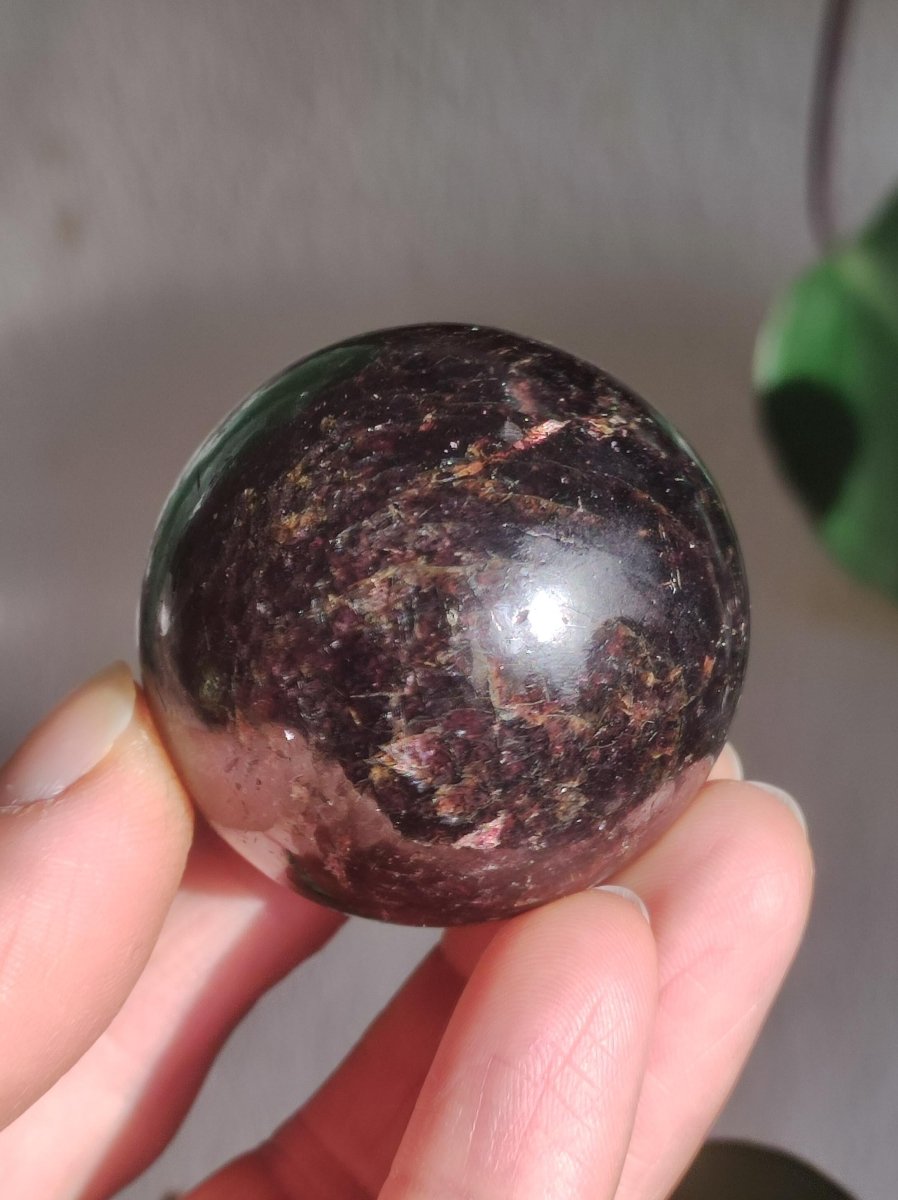 Almandin Granat ~ Magische Edelstein Kugel Massage & Deko Sphere Crystal Spielkugel Meditation ~HIPPIE ~GOA~Boho~Ethno~Heilstein - Art of Nature Berlin