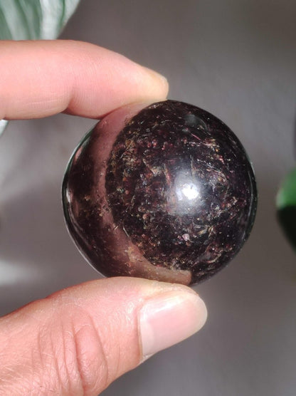 Almandin Granat ~ Magische Edelstein Kugel Massage & Deko Sphere Crystal Spielkugel Meditation ~HIPPIE ~GOA~Boho~Ethno~Heilstein - Art of Nature Berlin