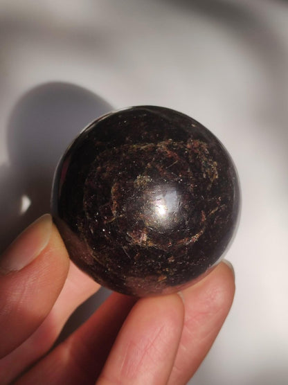 Almandin Granat ~ Magische Edelstein Kugel Massage & Deko Sphere Crystal Spielkugel Meditation ~HIPPIE ~GOA~Boho~Ethno~Heilstein - Art of Nature Berlin
