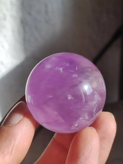 Amethyst A - Edelstein Kugel Deko Sphere Massage Kristall Spielkugel Meditation Heilstein Frau Mann Geschenk Er Sie Haus Energie Traum Wohn - Art of Nature Berlin