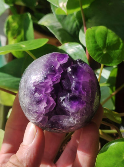 Amethyst Geode Kugel ~ Magische Edelstein Deko Kristall Stufe Sphere Ball Heilstein Spielkugel Meditation HIPPIE GOA Boho Ethno lila Energie - Art of Nature Berlin