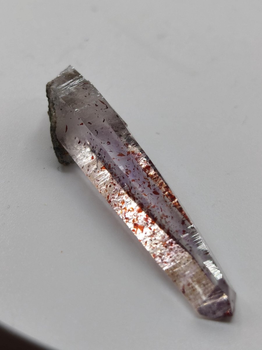 Amethyst Quarz mit roten Hämatit-Einschlüssen | Naturkristall mit klarer Spitze | Sammlerstufe– Erongo Namibia – Sammlerstufe Roh Kristall - Art of Nature Berlin