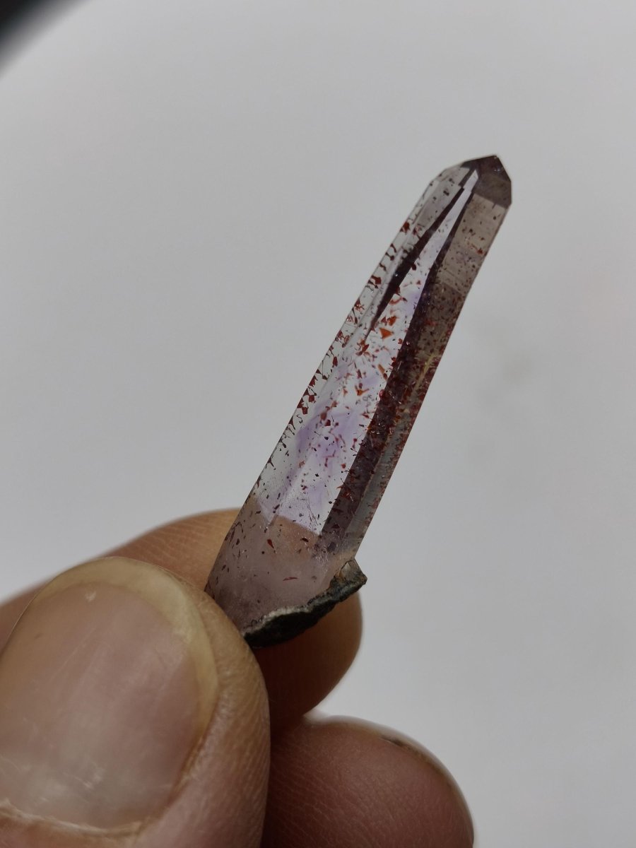 Amethyst Quarz mit roten Hämatit-Einschlüssen | Naturkristall mit klarer Spitze | Sammlerstufe– Erongo Namibia – Sammlerstufe Roh Kristall - Art of Nature Berlin