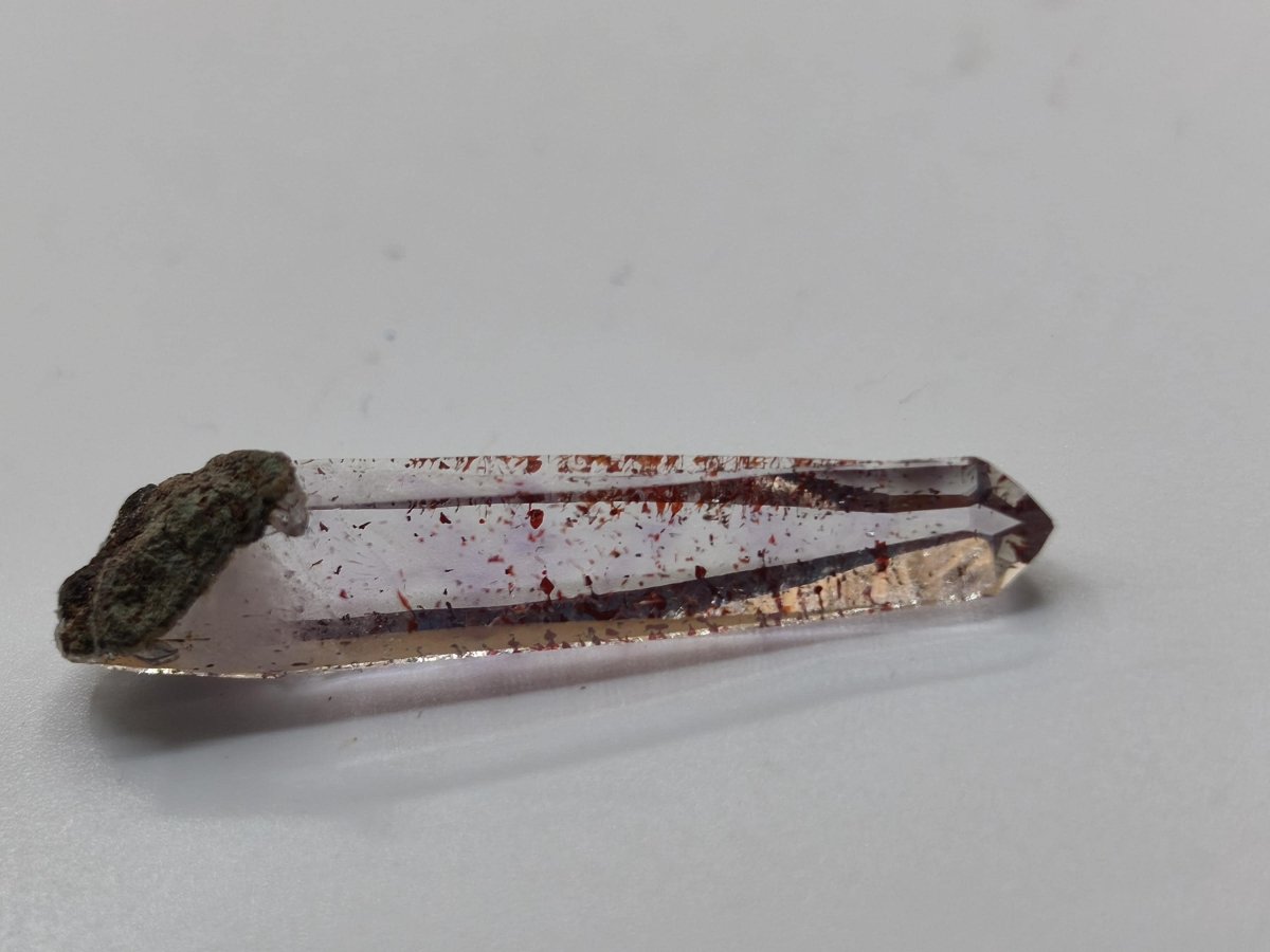 Amethyst Quarz mit roten Hämatit-Einschlüssen | Naturkristall mit klarer Spitze | Sammlerstufe– Erongo Namibia – Sammlerstufe Roh Kristall - Art of Nature Berlin