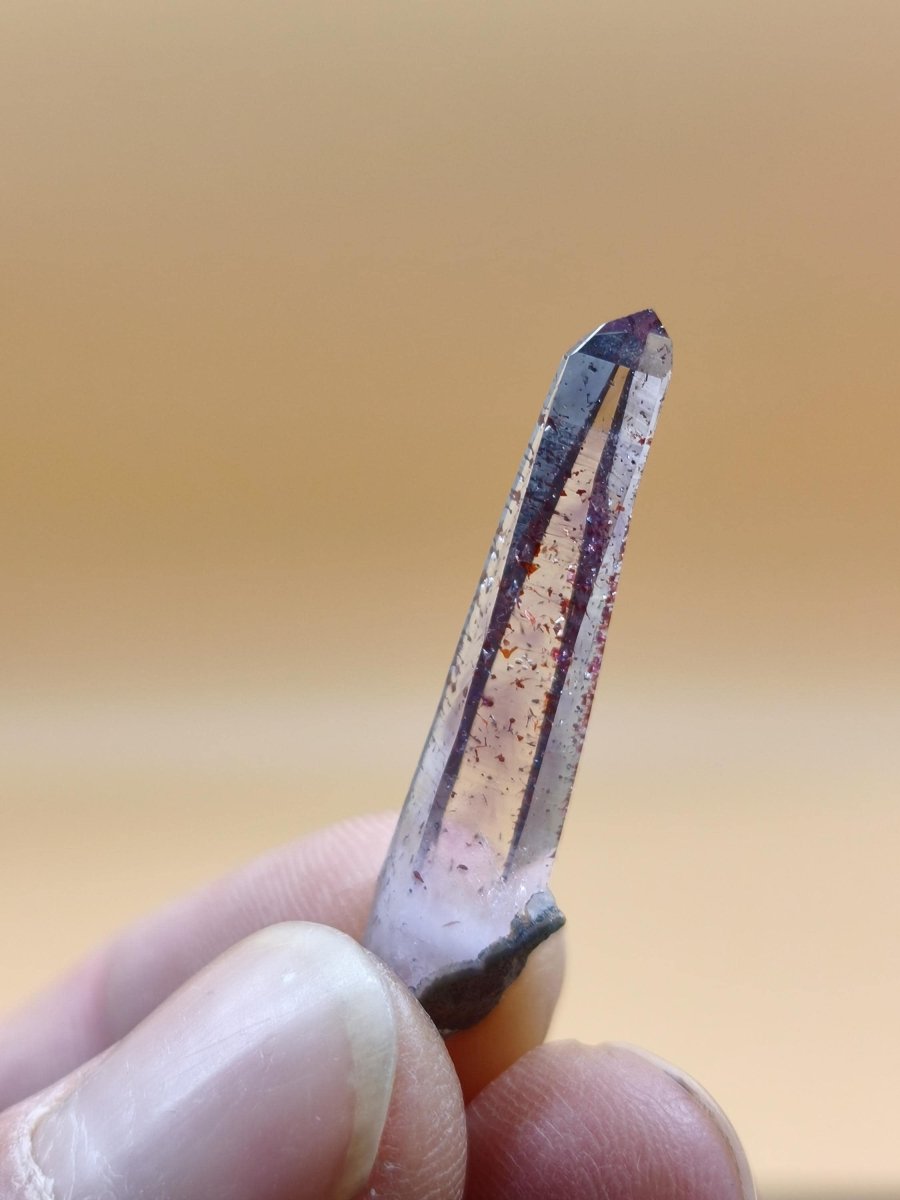 Amethyst Quarz mit roten Hämatit-Einschlüssen | Naturkristall mit klarer Spitze | Sammlerstufe– Erongo Namibia – Sammlerstufe Roh Kristall - Art of Nature Berlin